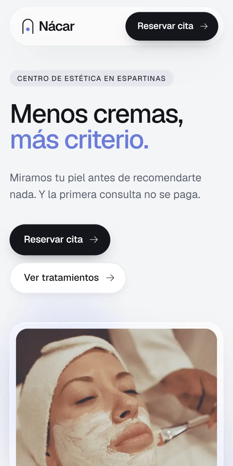 Portada de Nácar Estética en el móvil, con el titular, los botones Reservar cita y Ver tratamientos y la foto del tratamiento facial debajo