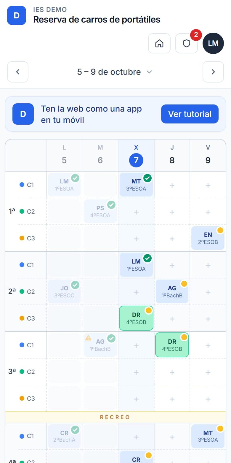 Reserva de carritos del IES Demo en el móvil: cuadrícula de la semana con las iniciales de cada reserva y el aviso para instalar la web como app