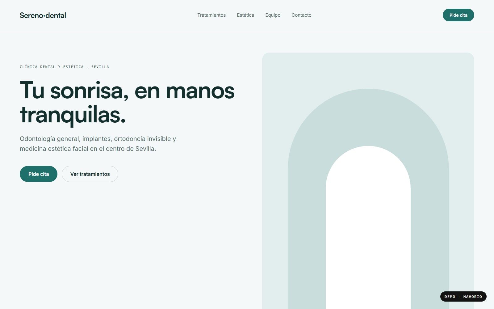 Portada de la web de ejemplo de Clínica Sereno, con el titular «Tu sonrisa, en manos tranquilas» y el botón Pide cita