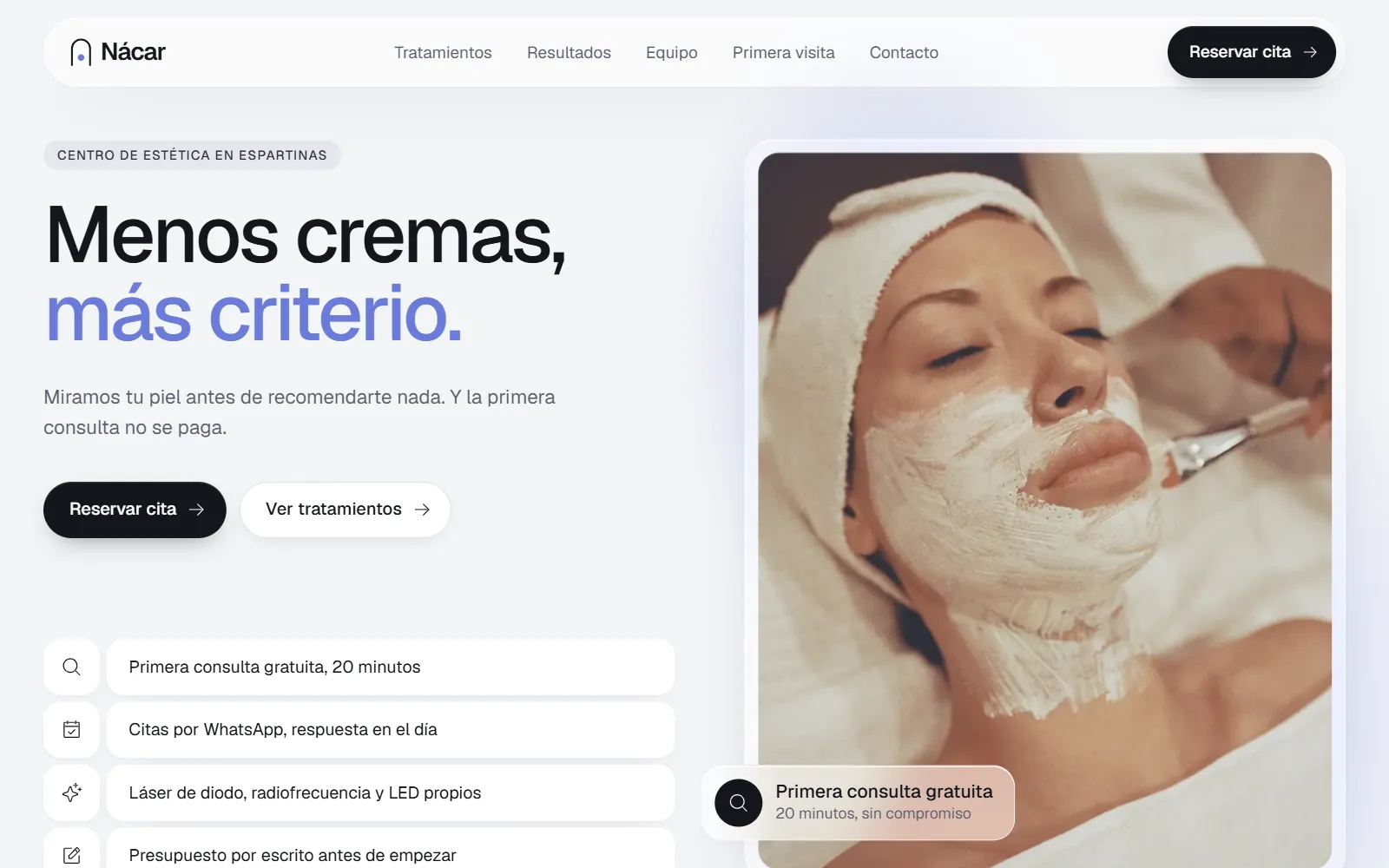 Portada de la web de Nácar Estética en escritorio: titular «Menos cremas, más criterio», botón Reservar cita, lista de ventajas y la foto de una higiene facial en un marco de cristal