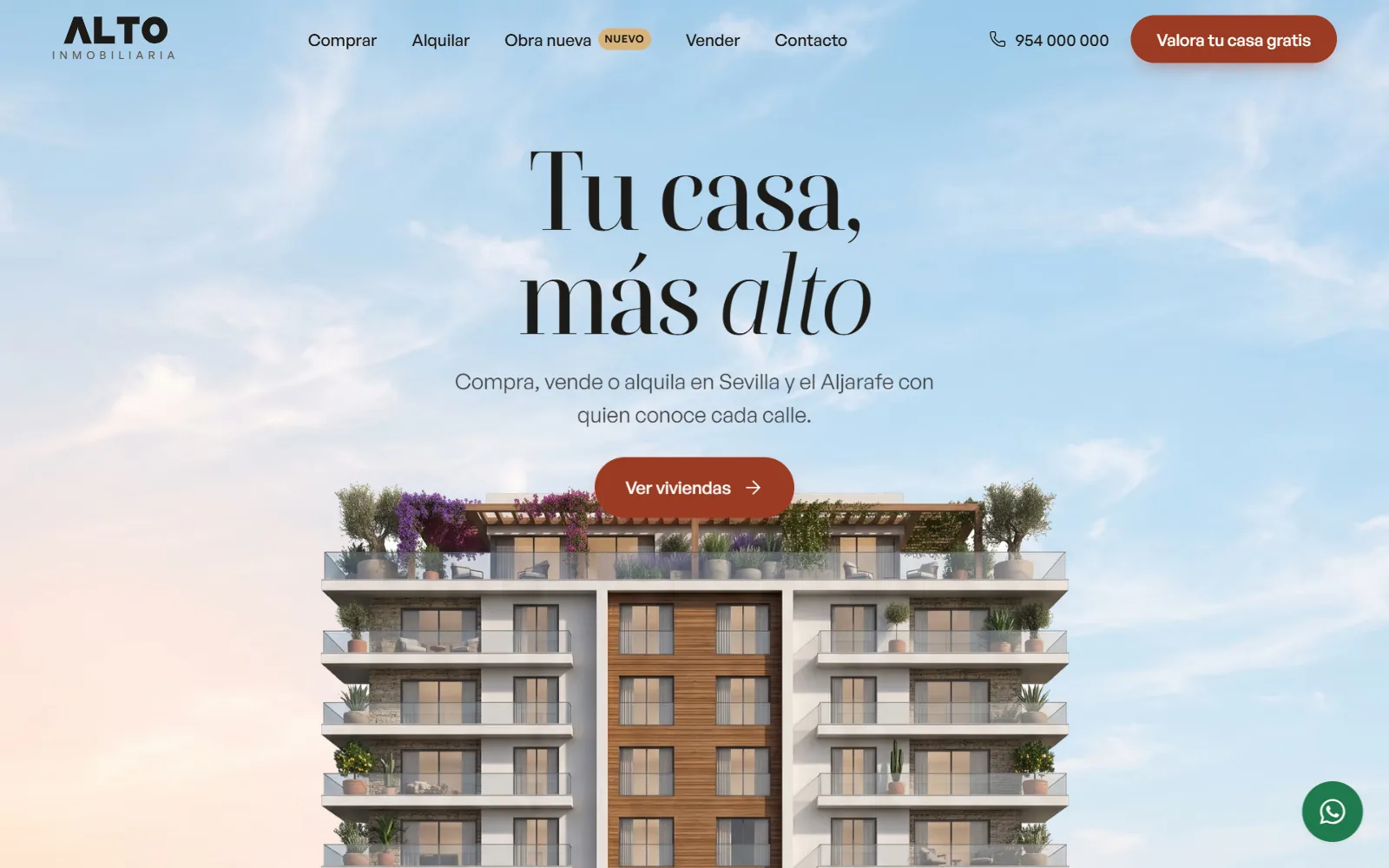 Portada de la web de ALTO Inmobiliaria en escritorio: titular «Tu casa, más alto» sobre un cielo azul y un edificio de viviendas que sube al hacer scroll