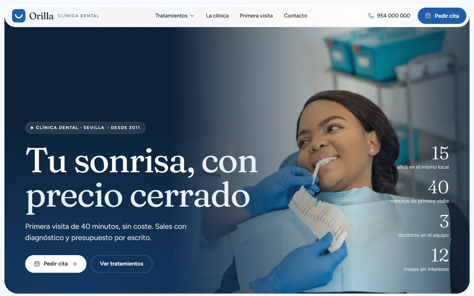 Portada de la web de Orilla Clínica Dental en escritorio: paciente sonriendo en el sillón, titular «Tu sonrisa, con precio cerrado» y botón Pedir cita
